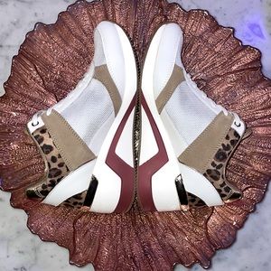 Sketcher sneaker heel women’s size 9